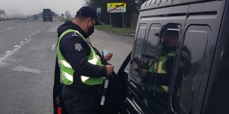Filtru la ieșirea din Chișinău: Peste 200 de șoferi, trași pe dreapta | FOTO