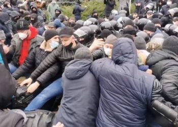 Altercații, oameni răniți, gaze lacrimogene. Poliția: au fost pornite procese penale împotriva participanților la protestul agrarilor | VIDEO