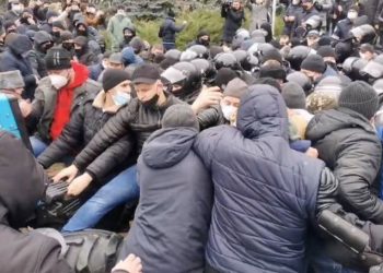 LIVE | Protestul agricultorilor: Îmbrânceli cu Poliția, tractoare care urcă pe scările Parlamentului și gaze lacrimogene