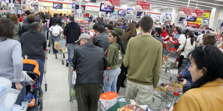 Zeci de români surprinși în timp ce se înghesuiau să prindă oferte din magazine, în mai multe orașe