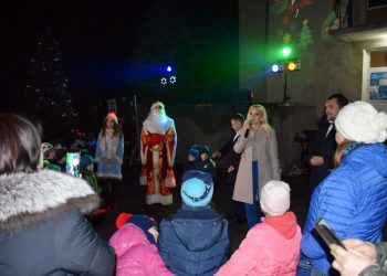 Ne dorim să readucem zâmbetele pe fețele oamenilor: Partidul «ȘOR» și Platforma «Pentru Moldova» au inaugurat Pomul de Crăciun în zeci de localități din țară | VIDEO