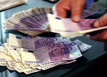 Om de afaceri, trimis în judecată pentru tentativă de contrabandă cu valută