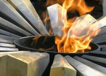 Imagini revoltatoare: doi băieți împing câte un coș de gunoi pe teritoriul Complexului Memorial „Eternitate” | VIDEO