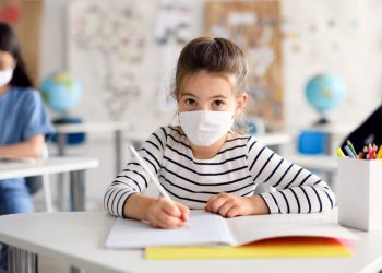 Elevii din clasele gimnaziale și liceale vor fi obligați să poarte măști, decizie CNESP