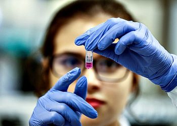 «Смогла я в 90 лет, сможете и вы». В Великобритании cтартовала вакцинация населения против COVID. Россия уже в процессе | VIDEO