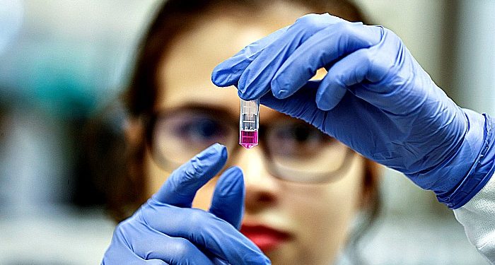 «Смогла я в 90 лет, сможете и вы». В Великобритании cтартовала вакцинация населения против COVID. Россия уже в процессе | VIDEO