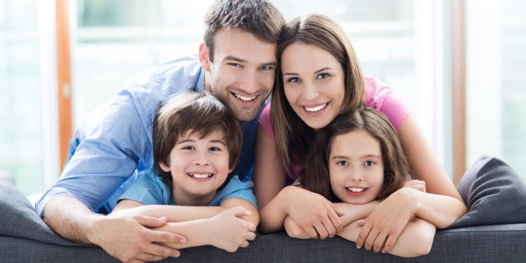 Ministerul Sănătății a emis un ordin: De acum înainte, orice persoană cu HIV poate efectua adopția sau institui tutela unui copil