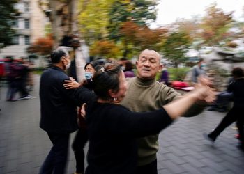 Omenirea este paralizată de virus și nu poate ieși din restricții, Wuhan — „patria” coronavirusului, în distracții | VIDEO