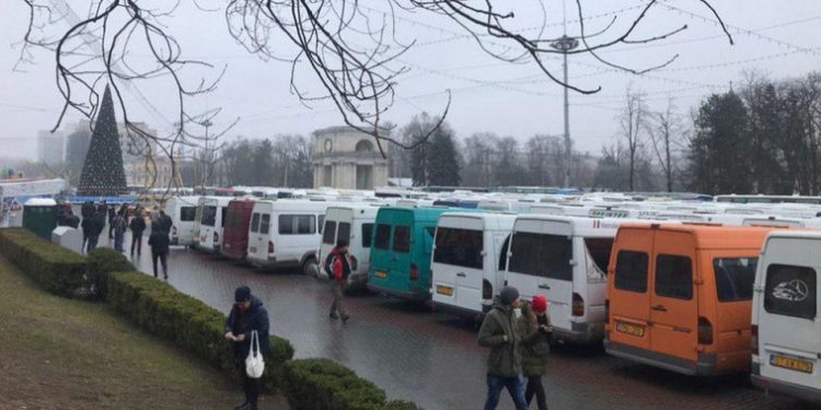 Transportatorii se solidarizează cu agricultorii: Vor aduce autobuze și microbuze în fața Parlamentului