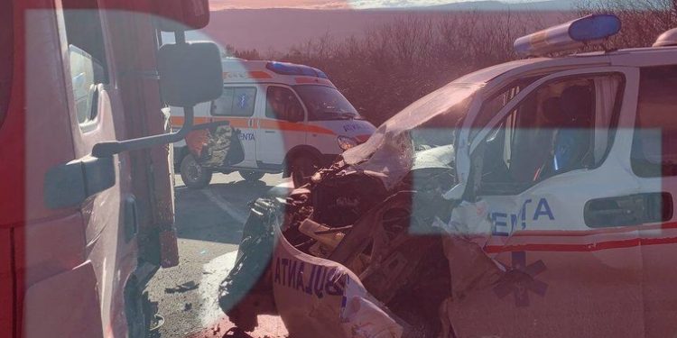 Călărași: O ambulanță a intrat pe contrasens și s-a izbit într-un camion. Sunt victime