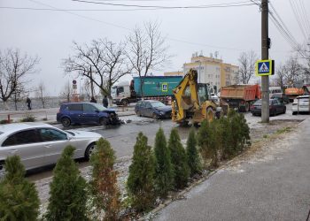 Accident violent în Capitală. O persoană a ajuns la spital după ce trei mașini s-au tamponat