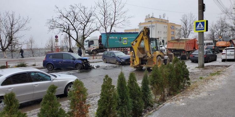 Accident violent în Capitală. O persoană a ajuns la spital după ce trei mașini s-au tamponat
