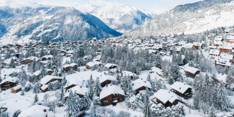 Sute de turiști plasați în carantină într-o stațiune de schi din Elveția au fugit din hotelurile unde erau izolați