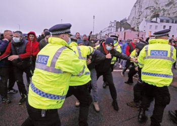 Haos la granița Marii Britanii cu UE. Șoferii de TIR s-au încăierat cu polițiștii britanici