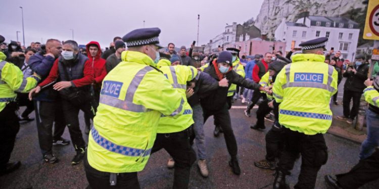 Haos la granița Marii Britanii cu UE. Șoferii de TIR s-au încăierat cu polițiștii britanici