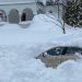 Un bărbat din SUA a rămas blocat timp de 10 ore, după ce mașina i-a fost îngropată 4 metri în zăpadă