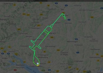 Un pilot a „desenat” cu avionul o seringă pe cer