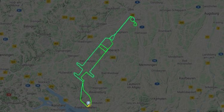 Un pilot a „desenat” cu avionul o seringă pe cer