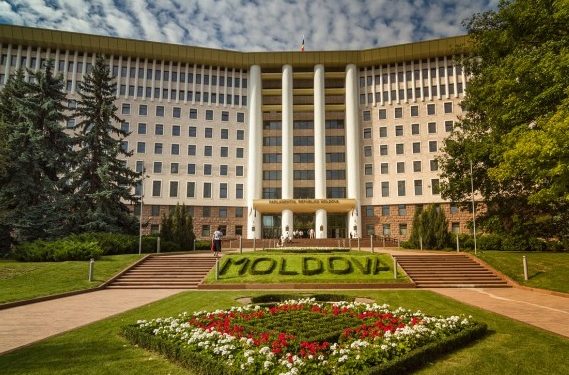 Ședința Parlamentului сu îmbrânceli, scandal, microfoane rupte și deputați stropiți cu apă. Aleșii poporului despre haosul din Parlament | VIDEO
