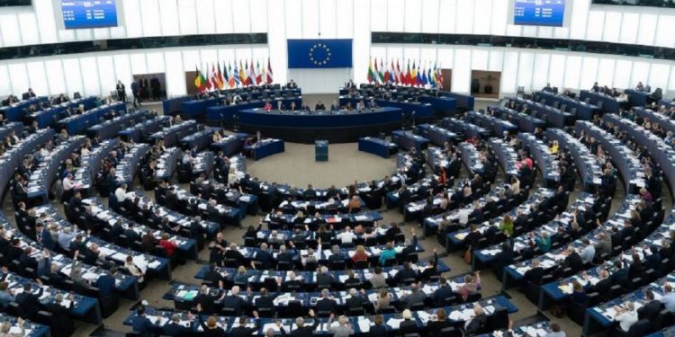 Пойманный на секс-вечеринке депутат Европарламента подал в отставку