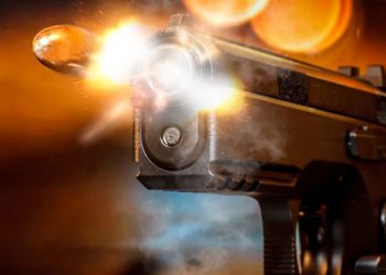 Focuri de armă pe o stradă din capitală: Un tânăr a împușcat de câteva ori dintr-un pistol