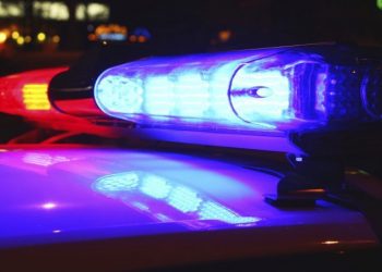 O tânără, ținută cu forța într-un apartament de trei tineri. Momentul în care forțele de ordine sparg ușa