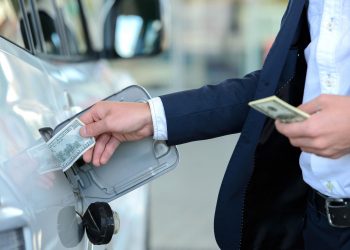 Mai multe stații de alimentare au afișat noi prețuri la combustibil, mai scump cu până la 60 de bani pe litru