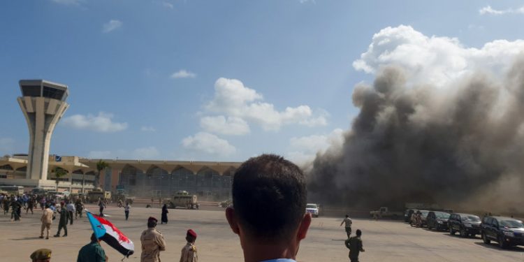 Explozii puternice la aterizarea unui avion guvernamental, în Yemen. Au fost anunțați morți și răniți