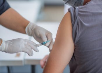 Opt persoane din Germania au fost injectate, din greșeală, cu cinci doze de vaccin în loc de una