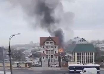 Acoperișul unei case din Chișinău, mistuit de flăcări. Focul s-a extins la o construcție auxiliară din preajmă | VIDEO