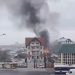 Acoperișul unei case din Chișinău, mistuit de flăcări. Focul s-a extins la o construcție auxiliară din preajmă | VIDEO