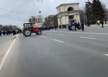 Fermierii protestatari blochează circulația transportului pe bulevardul Ștefan cel Mare și traseul spre vama Leușeni | Update