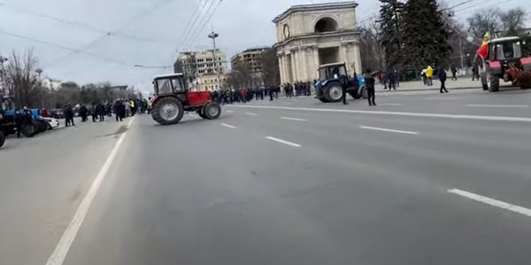 Fermierii protestatari blochează circulația transportului pe bulevardul Ștefan cel Mare și traseul spre vama Leușeni | Update