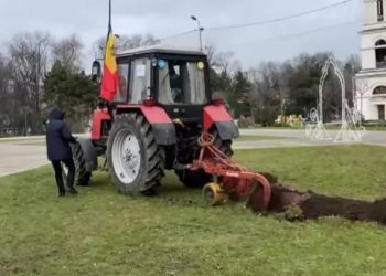 Fermierii au aplaudat gestul fermierului care a tras brazda în Parcul Catedralei. Cer instalarea unui monument