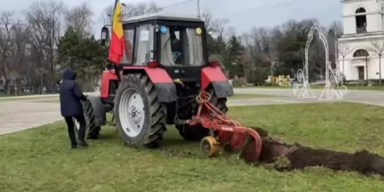 Fermierii au aplaudat gestul fermierului care a tras brazda în Parcul Catedralei. Cer instalarea unui monument