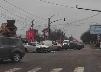 В Кишиневе произошло ДТП с участием 2 легковушек и машины скорой помощи