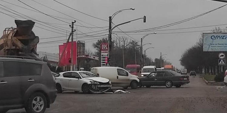 В Кишиневе произошло ДТП с участием 2 легковушек и машины скорой помощи