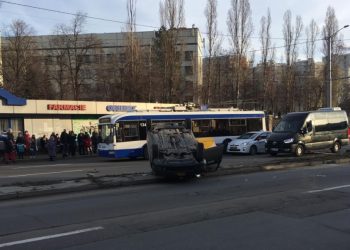 Impact violent în capitală. Două mașini de taxi și un troleibuz s-au ciocnit