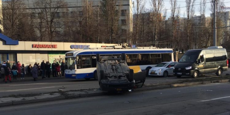 Impact violent în capitală. Două mașini de taxi și un troleibuz s-au ciocnit