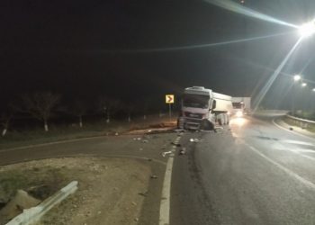Un taxi s-a tamponat frontal cu un TIR la Florești