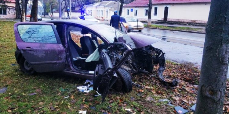 Авария в столице: машина влетела в столб, госпитализирована несовершеннолетняя