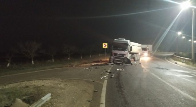 Un taxi s-a tamponat frontal cu un TIR la Florești