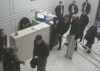 Înapoi în anii ’90? Momentul în care Platon intră cu forța în incinta CNPF, fiind însoțit de pază, surprins de camerele de luat vederi | VIDEO