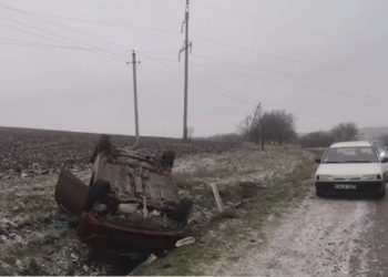 Гололед на дорогах доставил неприятности водителям. Hесколько автомобилей вылетели с трассы | VIDEO