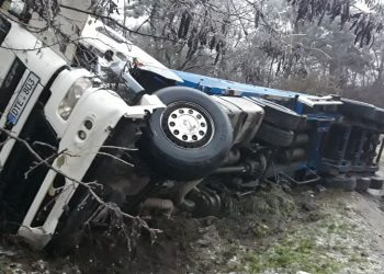 Un camion s-a răsturnat pe traseul Chișinău-Hîncești
