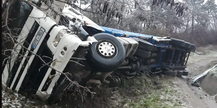 Un camion s-a răsturnat pe traseul Chișinău-Hîncești