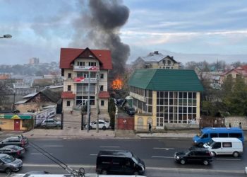 На Старой почте в жилом секторе произошел пожар: прибыли спасатели