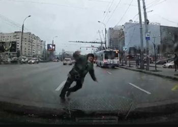 La un pas de tragedie: Un bătrân era cât pe ce să ajungă sub roțile unui automobil | VIDEO