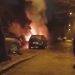 O mașină a luat foc în Capitală. Flăcările au afectat și un automobil aflat în apropiere | VIDEO