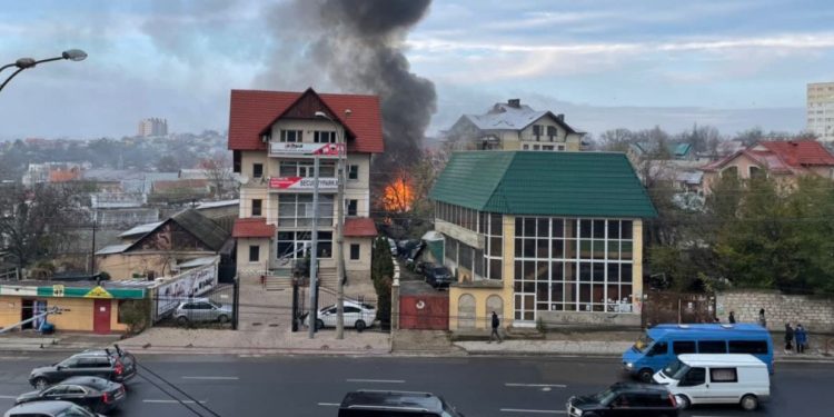 На Старой почте в жилом секторе произошел пожар: прибыли спасатели